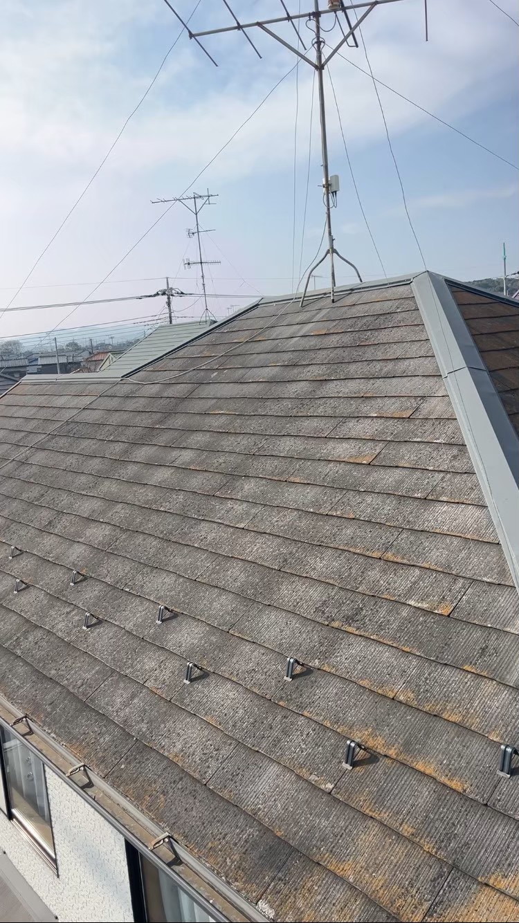 屋根材の表面劣化と色あせの確認